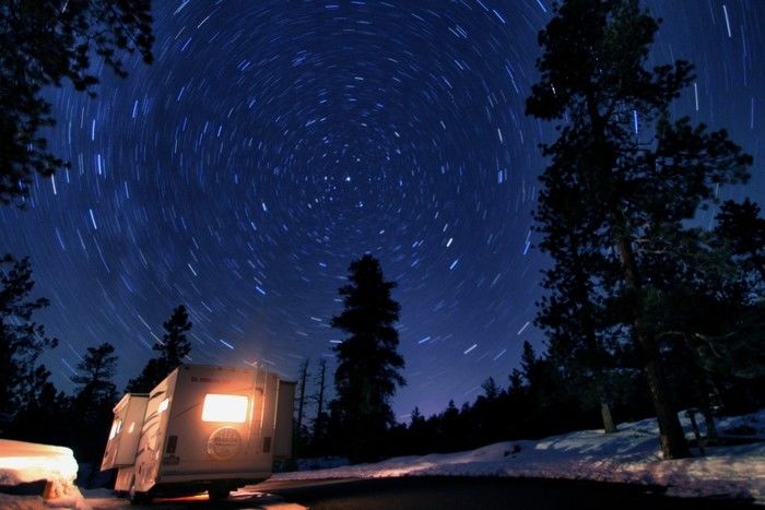 キャンピングカーと満天の星