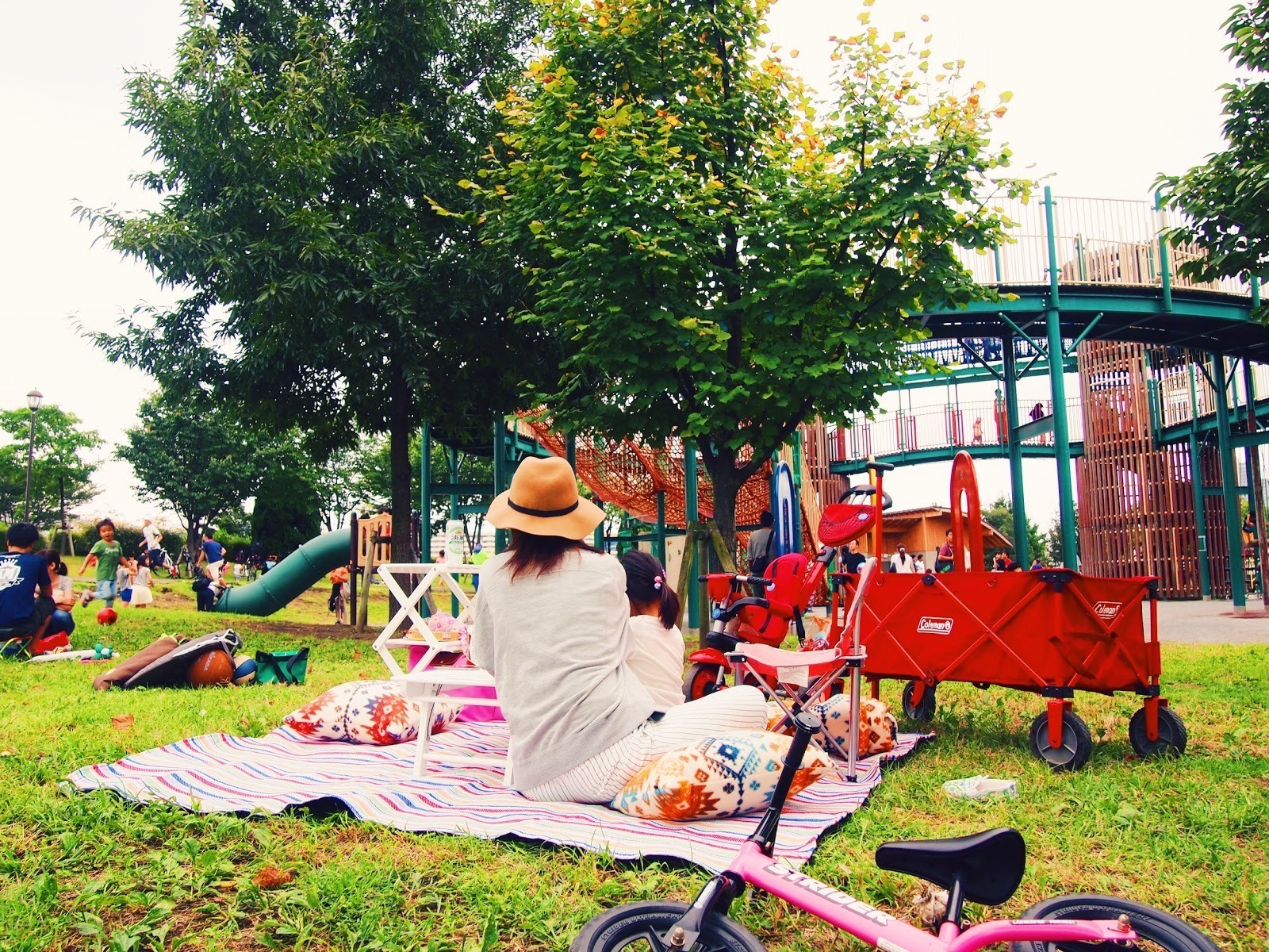 汐入公園で家族でピクニックをする様子