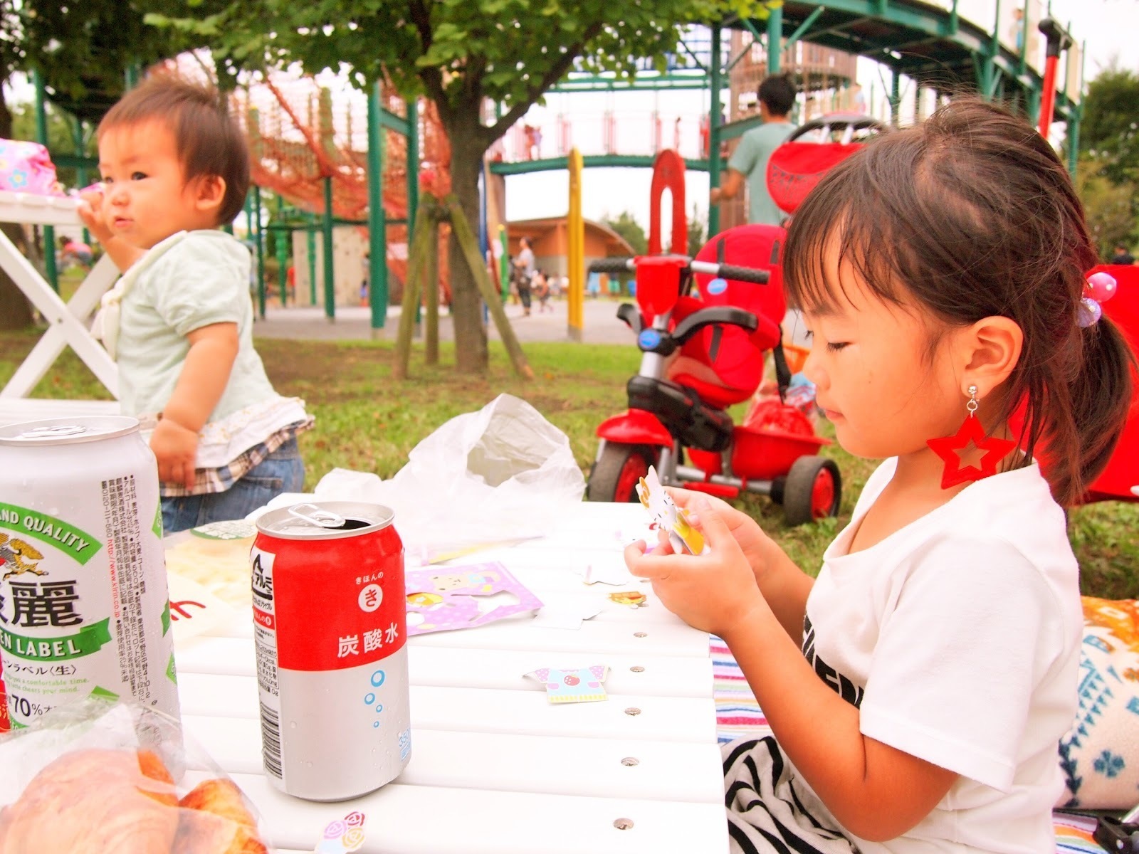 ピクニックでおやつを食べる子供