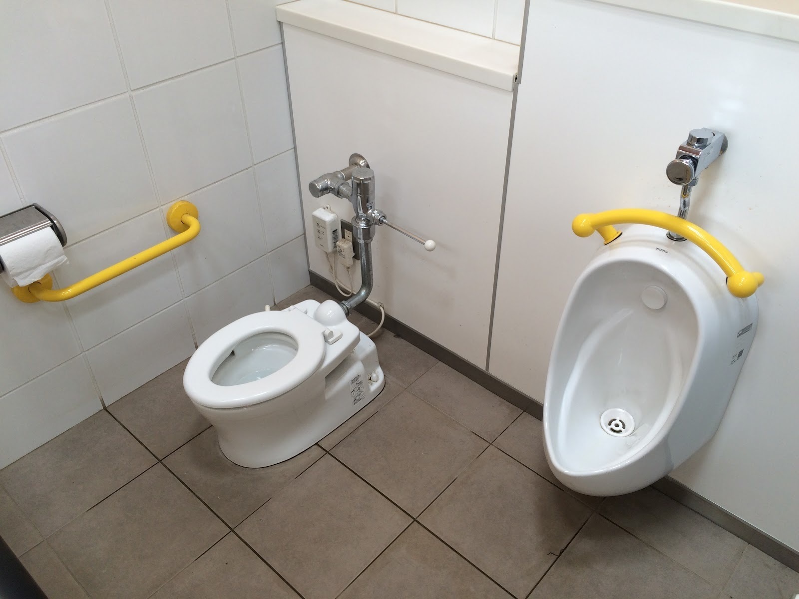 芝生広場横の男子トイレの内観