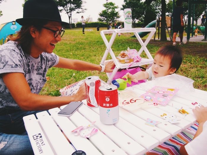 お父さんと小さな子供がピクニックをする様子