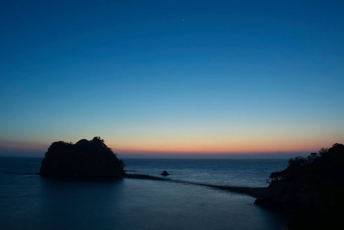 夕暮れ後の三四郎島のへとつながる道