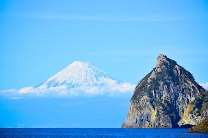 海に浮かぶ堂ヶ島と空に浮かぶ富士山