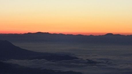 日の出直前の山頂からの景色