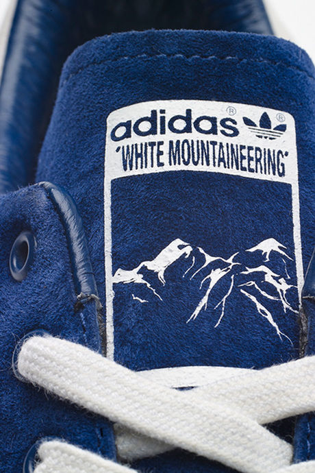 White Mountaineeringのロゴのスニーカー