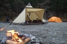 焚き火が燃える冬のキャンプ場