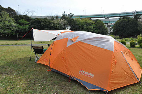 キャンプ場に設営されたテント