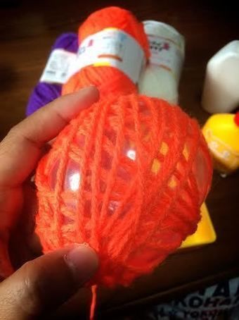 水風船に毛糸を巻きつけた様子