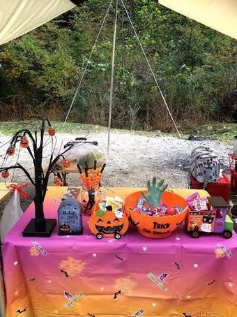 ハロウィンデコレーションを施したタープ内の様子