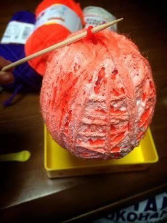 毛糸を巻き付けた水風船の全体にボンドをたっぷり塗った様子