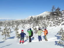 冬の北八ヶ岳からの景色を眺める人々