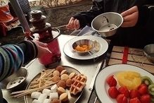 チョコレートフォンデュを楽しむ様子