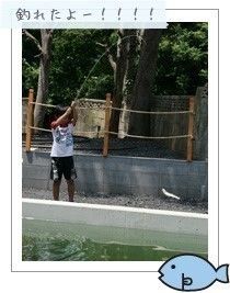 ケニーズファミリービレッジで釣りを楽しむ人