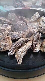 酒蒸し牡蠣を作っている様子