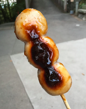 茶屋で購入したごまだんご