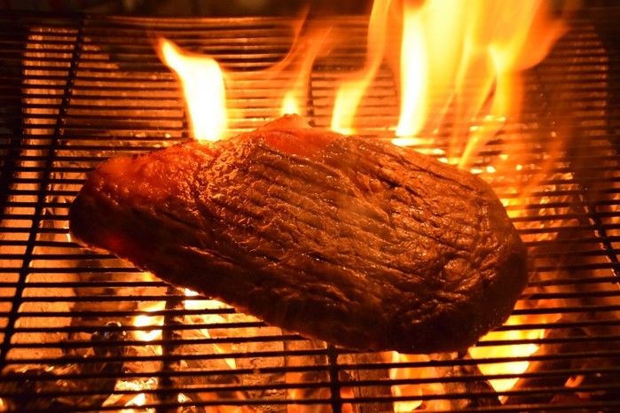炭火で焼きあがる肉