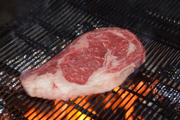 グリルで焼かれる肉