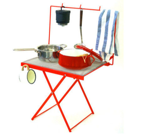 調理器具がかかったWIRE MESHWIDE TABLE