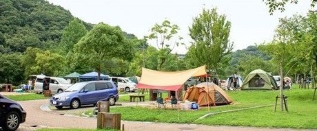 しあわせの村オートキャンプ場でキャンプをする人々