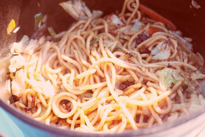 ダッチオーブンで作られた焼きそば