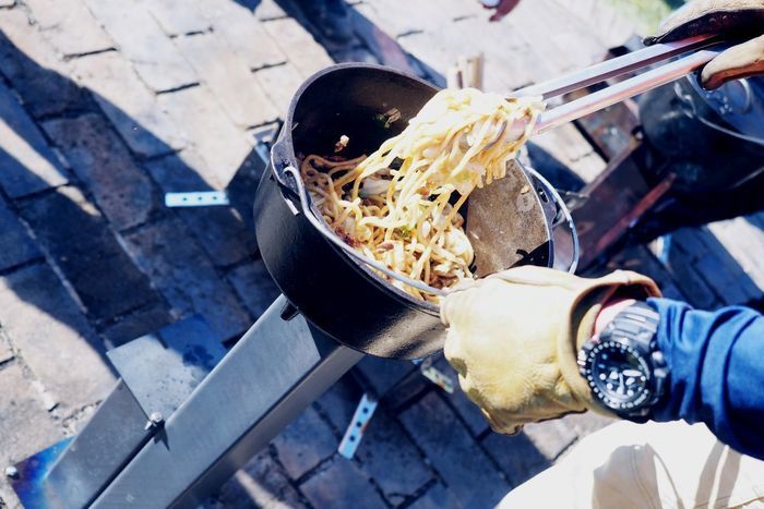 ダッチオーブンで焼きそばを作っている様子