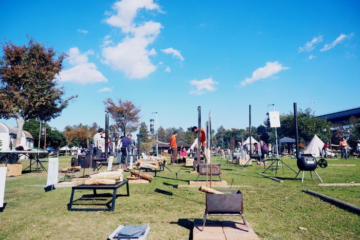 焚き火台が並んだ若洲公園キャンプ場