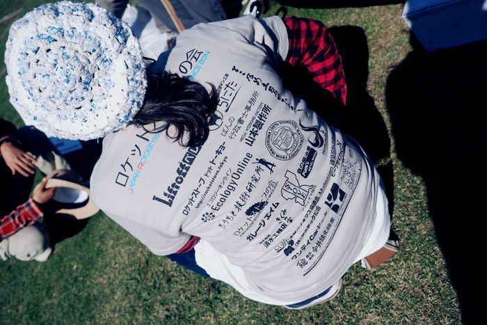ロケットストーブの会のTシャツを着た女性