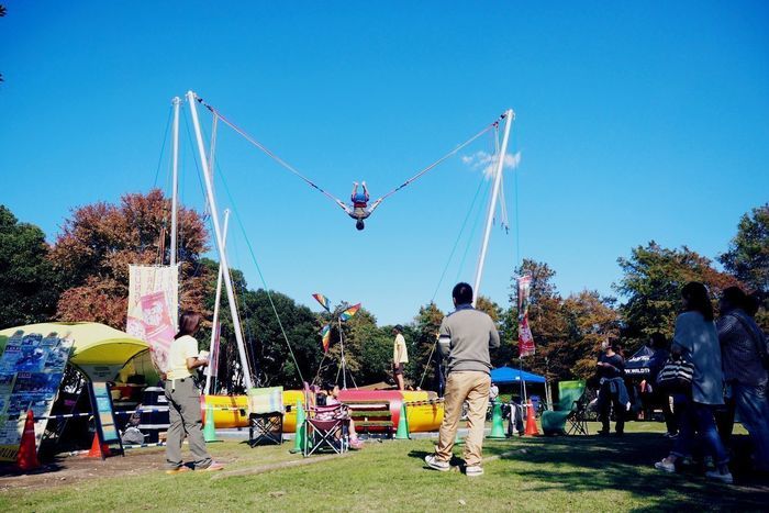逆バンジージャンプを楽しむ子供