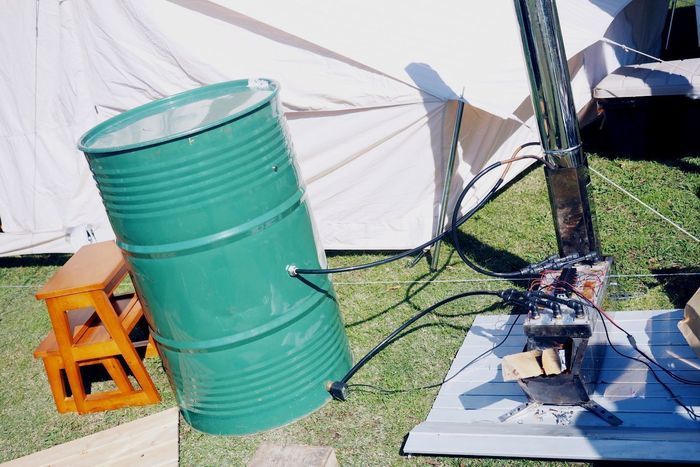 ロケットストーブで発電しドラム缶風呂を沸かしている様子