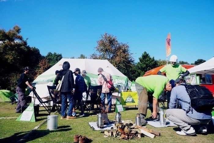 STEP CAMPのブースでのケリーケトルの実演の様子