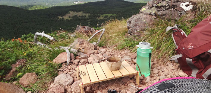 登山で使用されているシエルブルーのキャリーテーブル