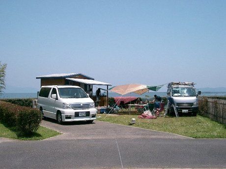マイアミ浜オートキャンプ場でのワゴンを横付けしてのキャンプの様子