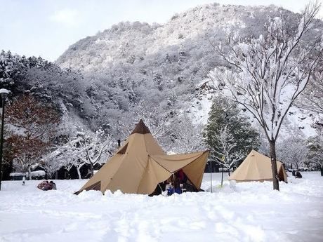 雪山の中のテント