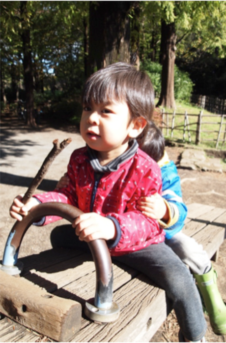 ベンチに座る子供たち