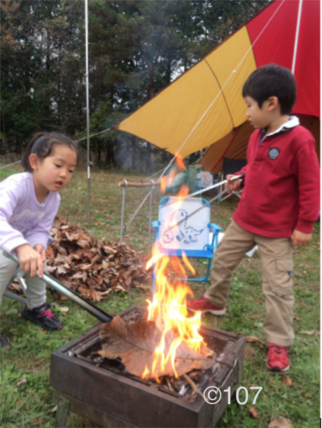 焚き火をする子供達