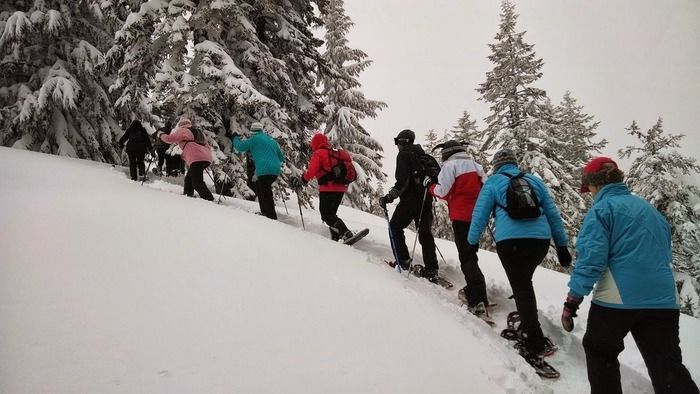 雪山を歩く人々