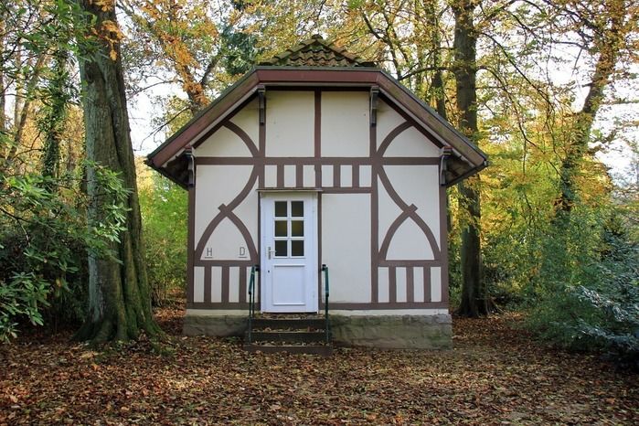 森の中にある建物