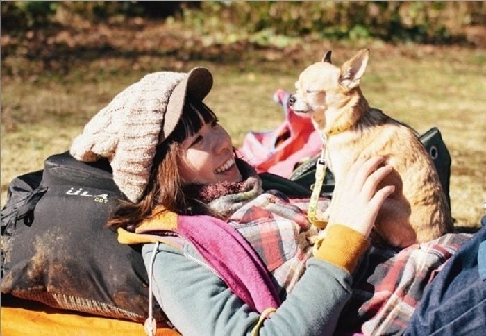 犬と戯れるこいしゆうかさん