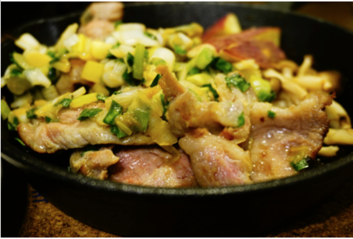 ニトスキに入った豚肉の香味野菜ソテー