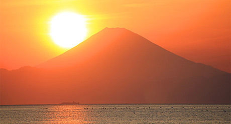 館山湾の先に見える富士山に沈む夕日