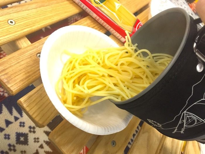 紙皿にパスタをあげる様子
