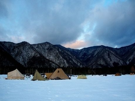 雪山でのキャンプの風景
