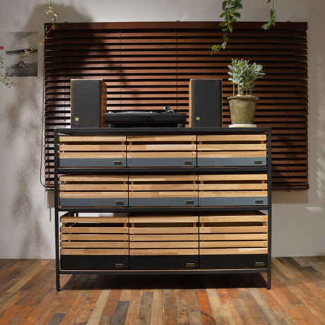室内に置かれたINOUTのStack Box Shelf