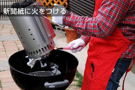 新聞紙に火をつける様子