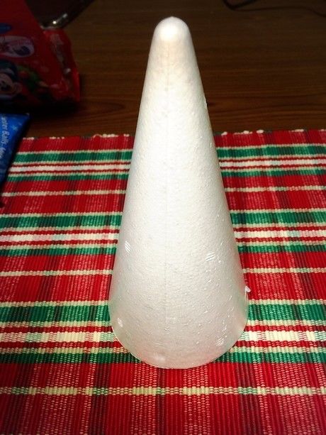 三角錐の形をした発泡スチロールの土台