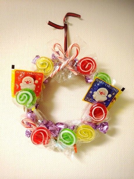 お菓子をつなぎ合わせたクリスマスリース