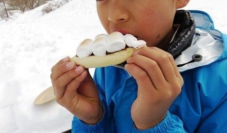 雪の中で食べるマシュマロピザ