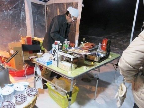モンベルイベントでBBQの準備をする人