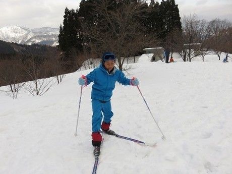 モンベルイベントでクロスカントリースキーを楽しむ人