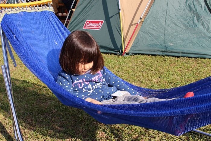 ハンモックに揺られて眠る子